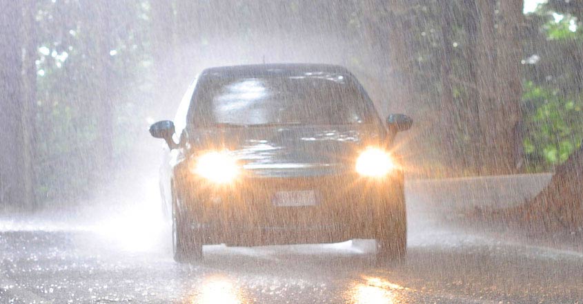 Jaga Mobil Saat Musim Hujan